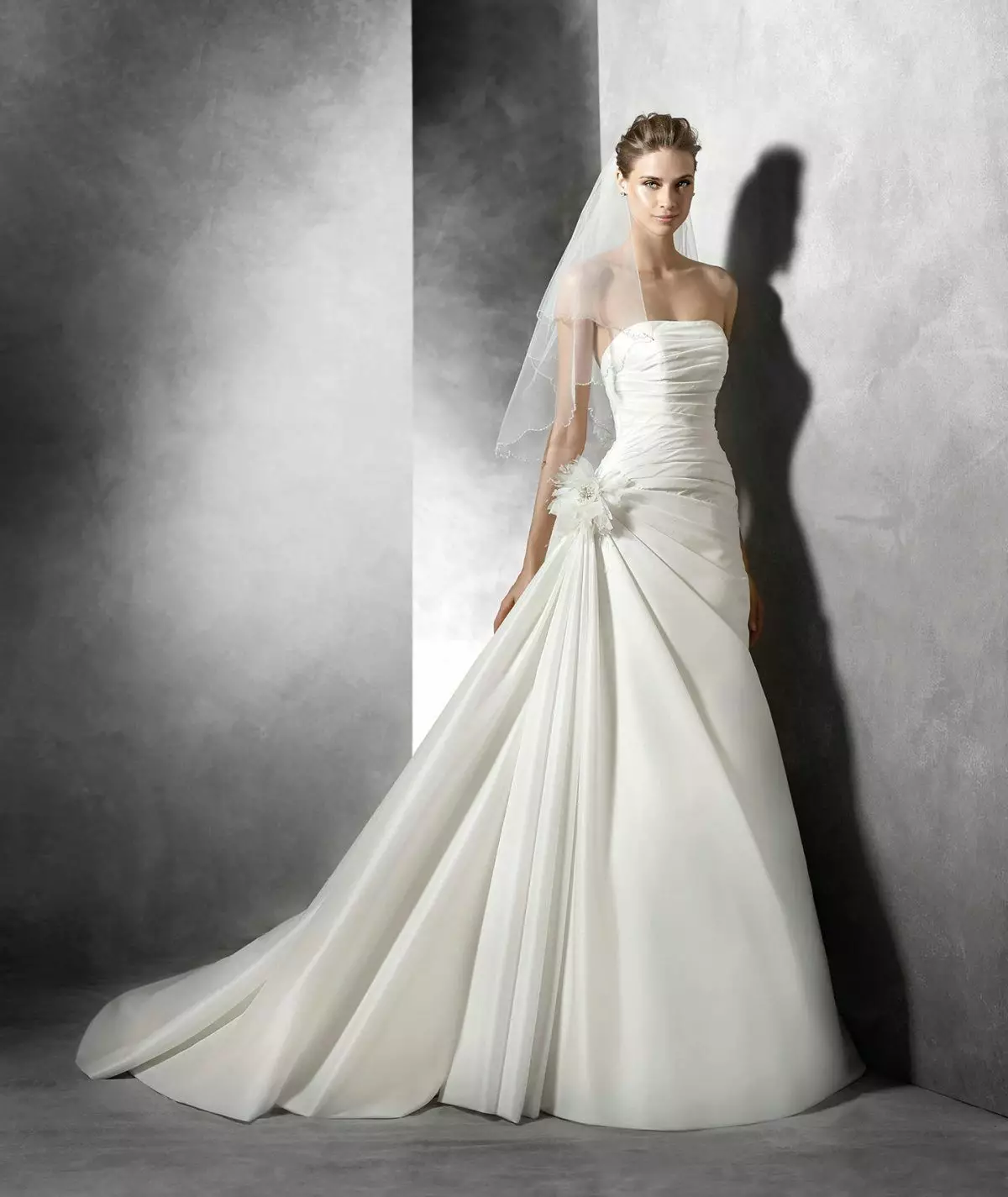 Γαμήλιο φόρεμα από πρόκαβες με κουρτίνες