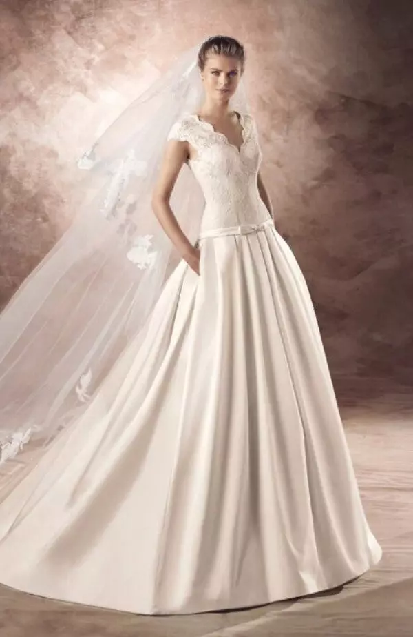 Wedding dress from Avenue Diagonal with lace riding