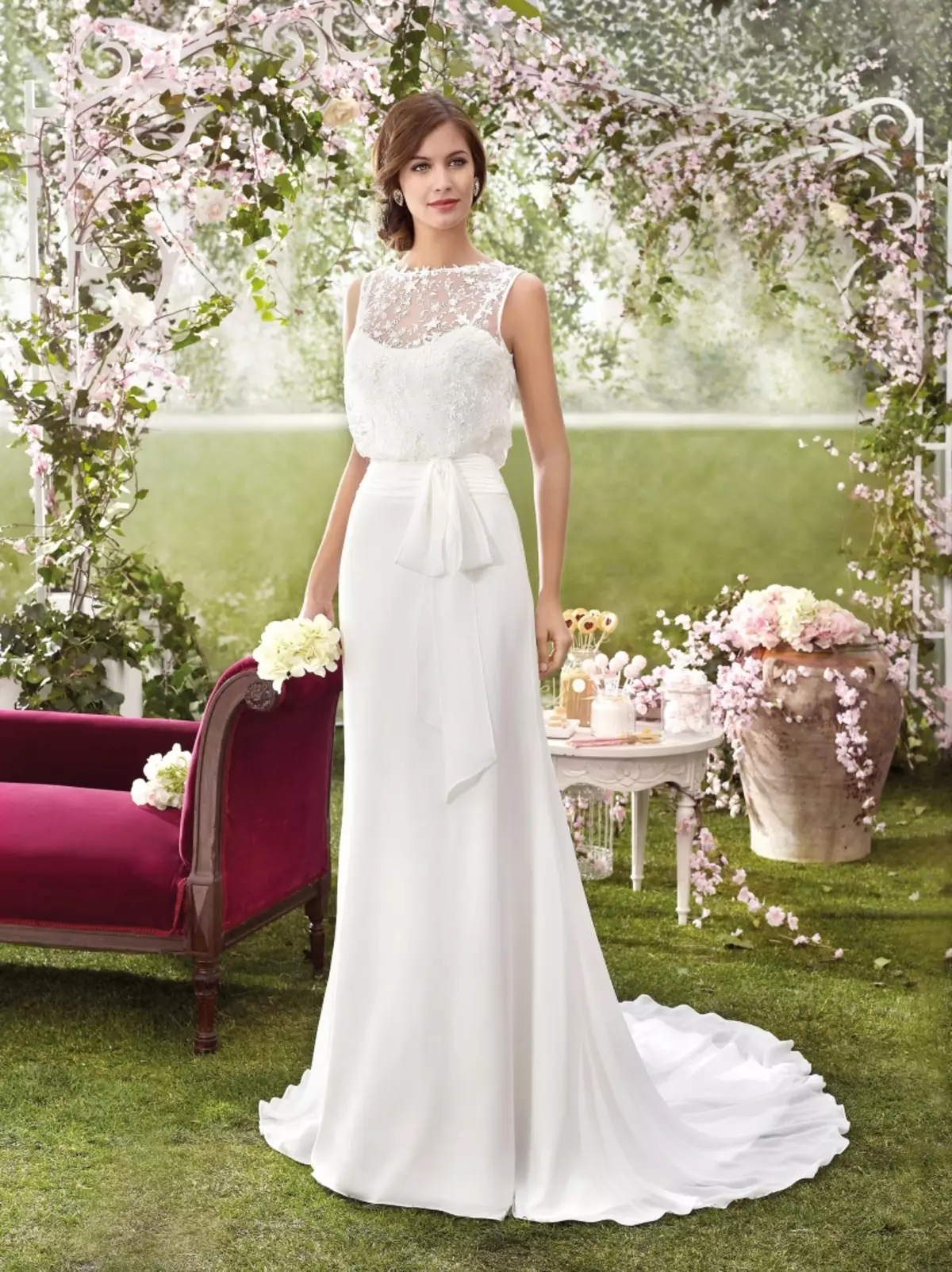 Сватбена рокля от Фара Sposa с контур