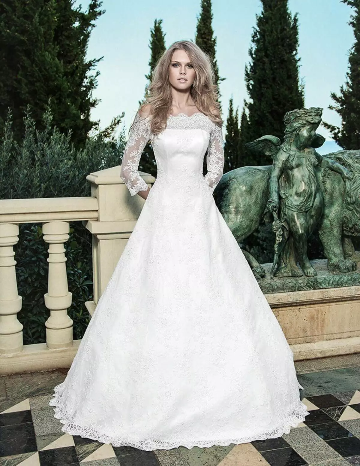 Wedding dress from Anne-Mariee from the 2014 Collection with Fixted Shoulders