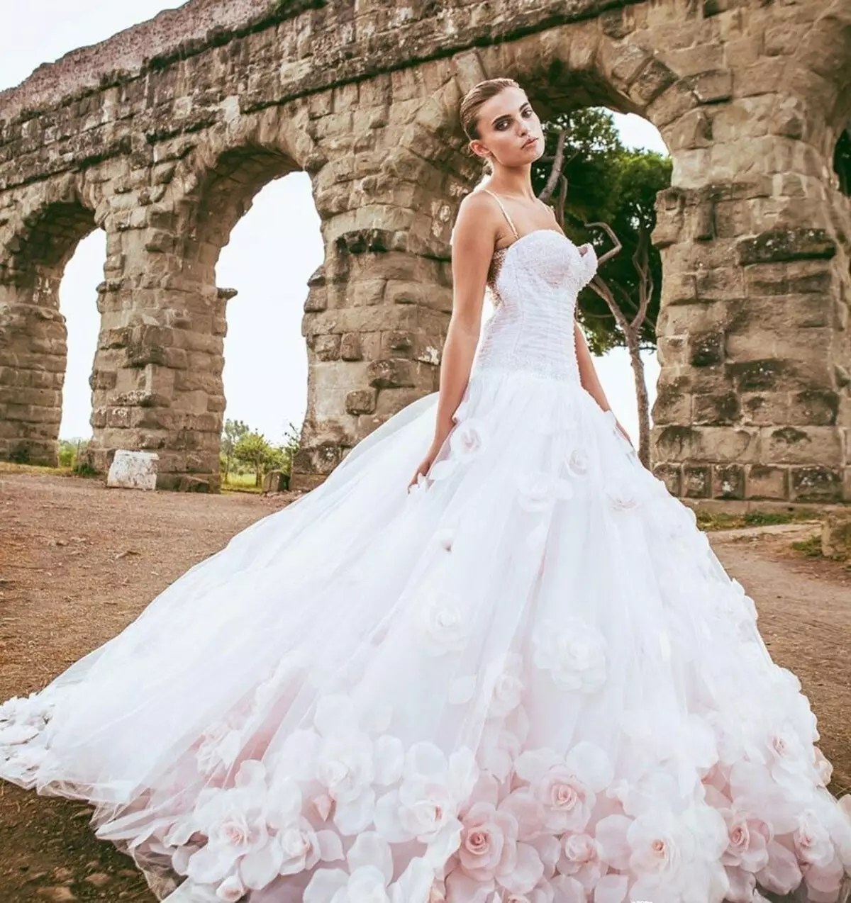 Vestido de noiva de Alessandro Angelozzi con flores