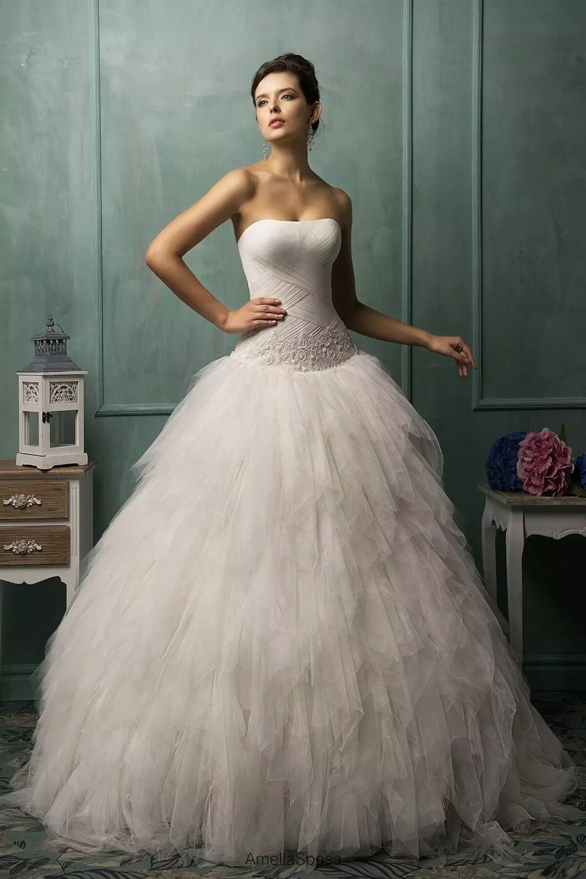 Vestido de noiva de Amelia SPOSA cunha saia multi-capa