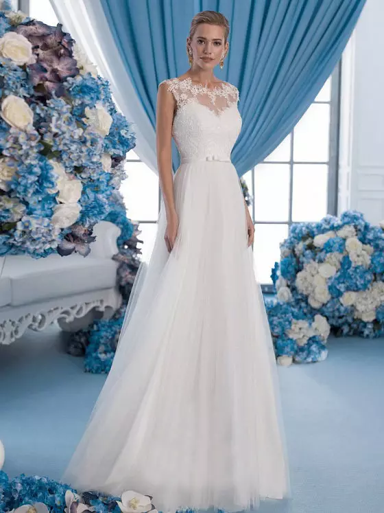vestit de núvia d'encaix clàssic amb directa
