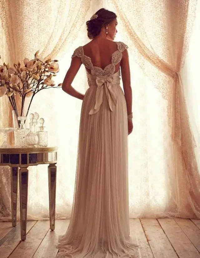 Wedding dress from the Gossamer collection from Anna Campbell with a neckline on the back