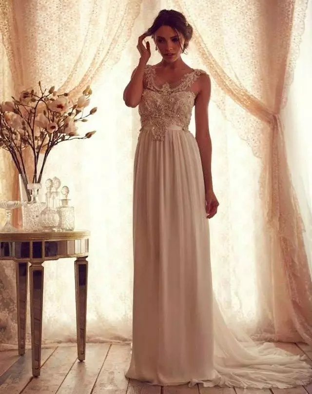 Сватбена рокля от колекцията Gossamer от Анна Кембъл с перли