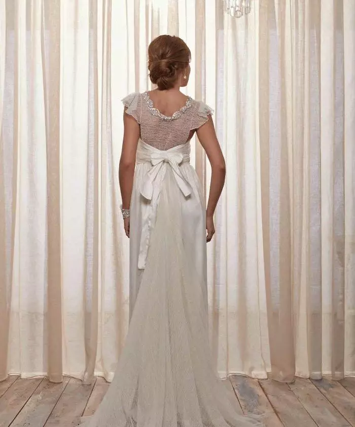 Сватбена рокля от Анна Кембъл с дантела обратно