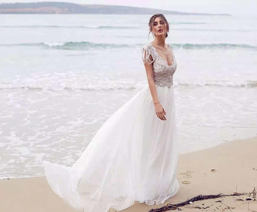 فستان زفاف من مجموعة روح من آنا كامبل مع مشد مزين