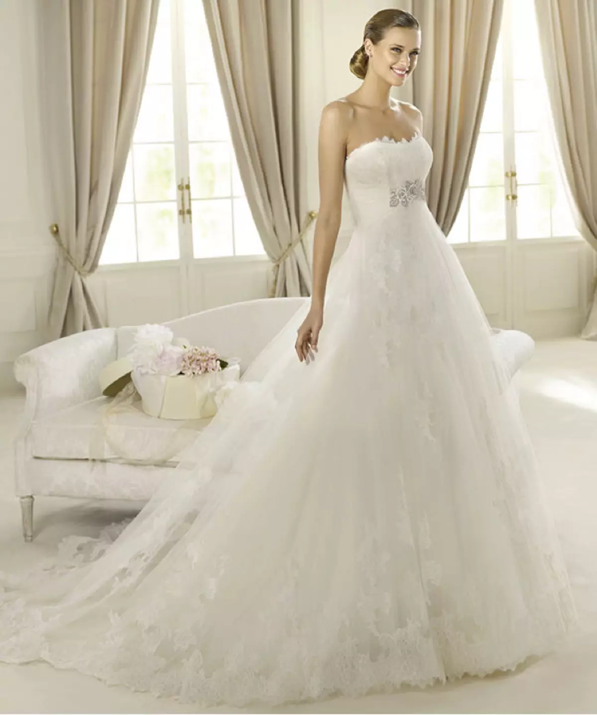 Uwe agbamakwụkwọ na pronovias A-silhouette