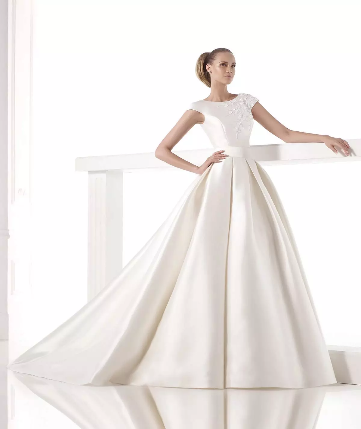 Abito da sposa A-silhouette con taglio duro