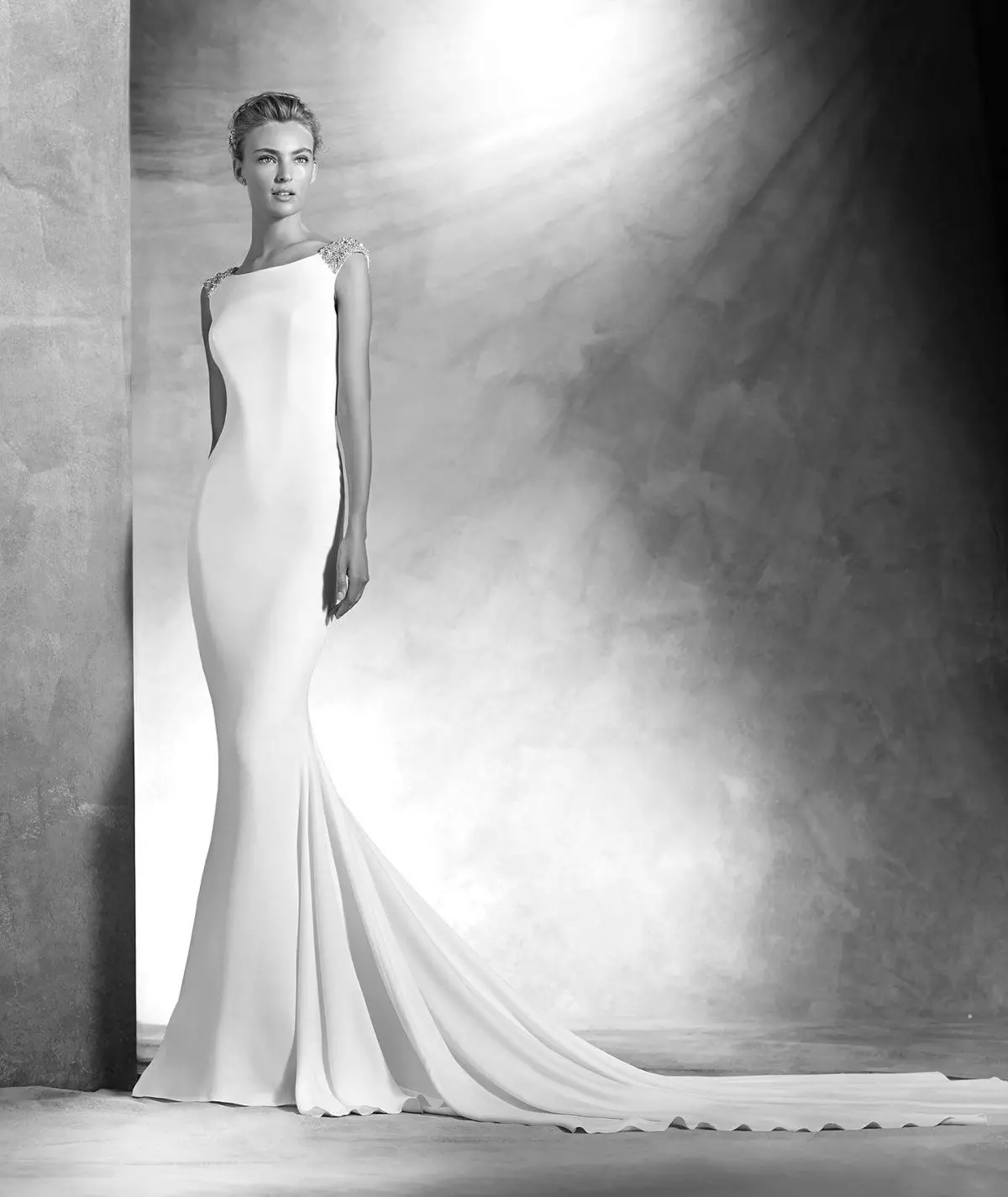 Provias 2016 से minimalism की शैली में शादी की पोशाक