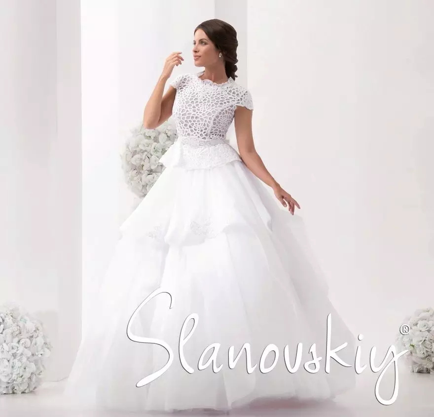 Gaun pengantin subur dengan rok multi-layer