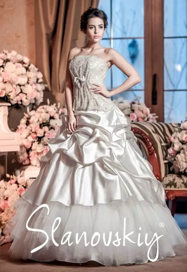 Gaun pengantin dengan rok kliring