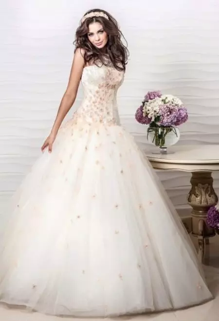 Vestido de noiva de Oxana voa com decoração de cor