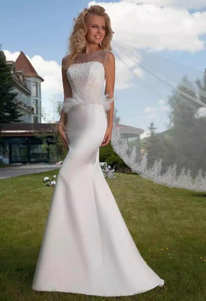 Vestido de novia de Oksana vuela con vasquea de plumas.