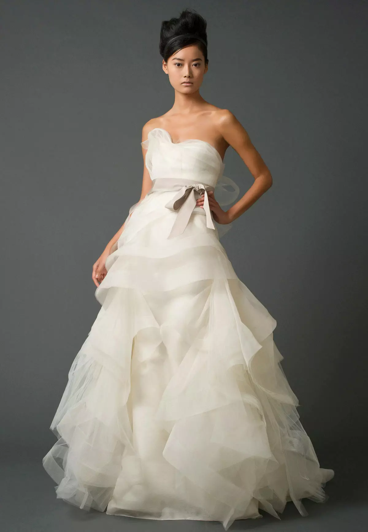 لباس عروسی از ایمان وونگ از مجموعه 2011 با کمربند رنگی