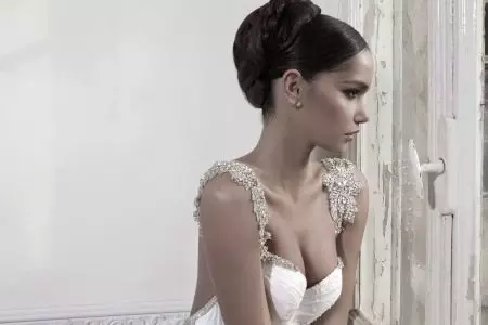 Decoração de strass em um vestido de noiva