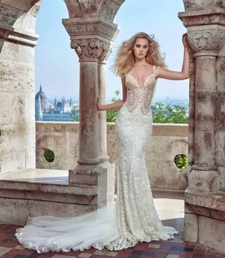 Wedding dress with thin lace