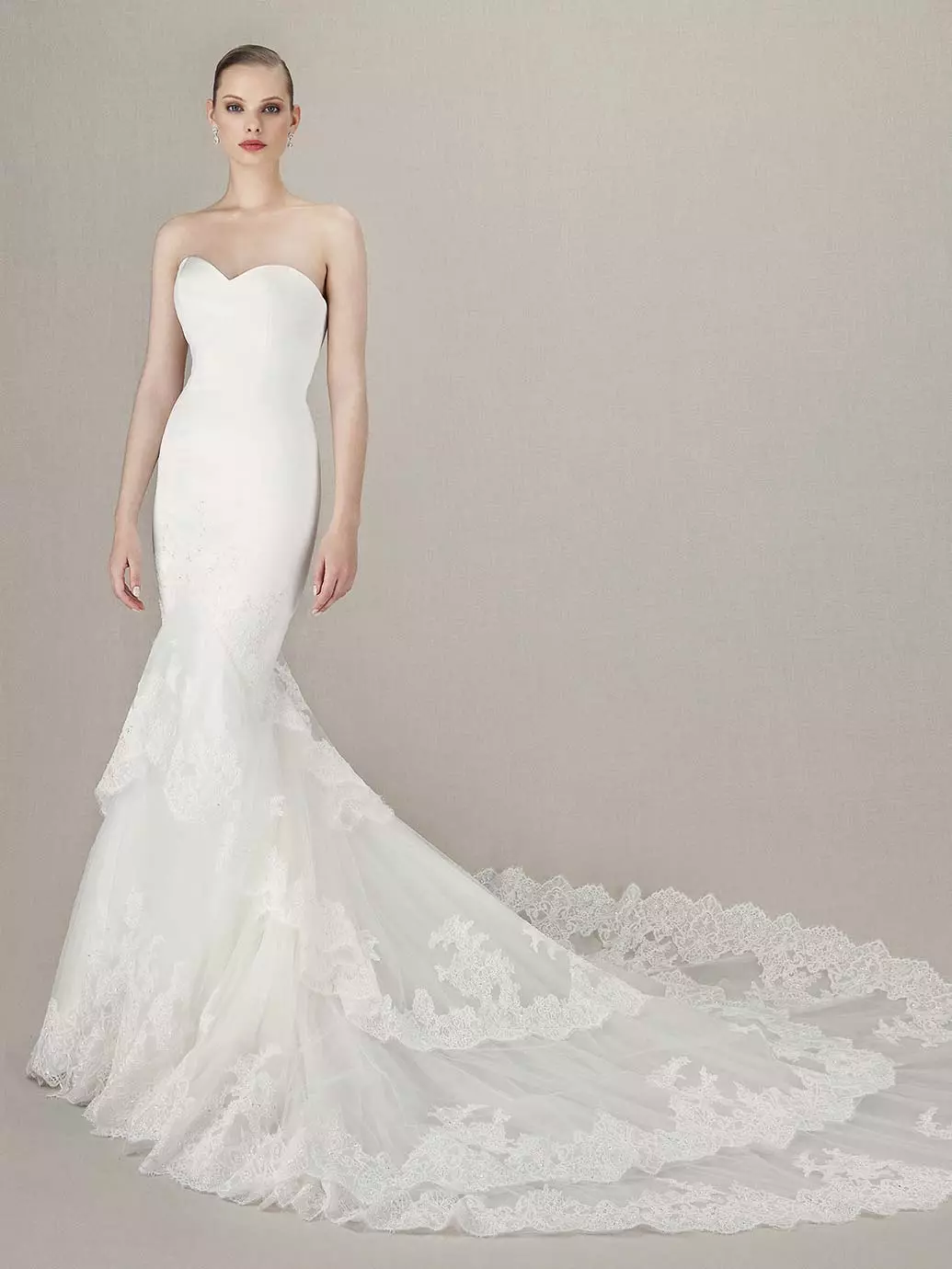 Wedding dress with a multi-layer loop from lace