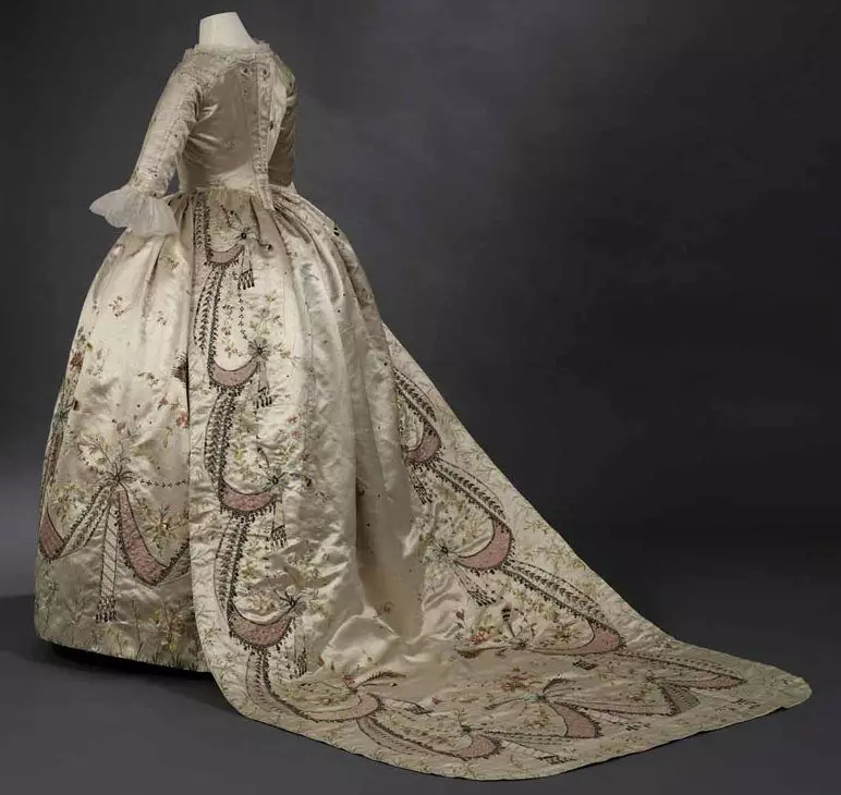 Հարսանեկան զգեստ 18-րդ դարի սալորով