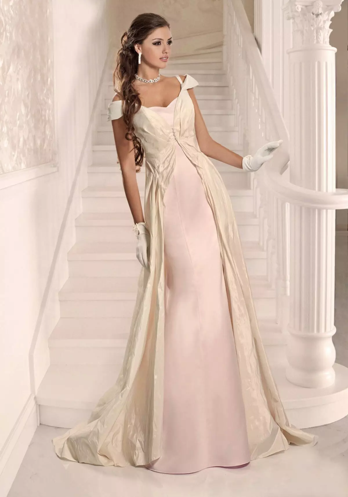 Hochzeitskleid im Ampir-Stil