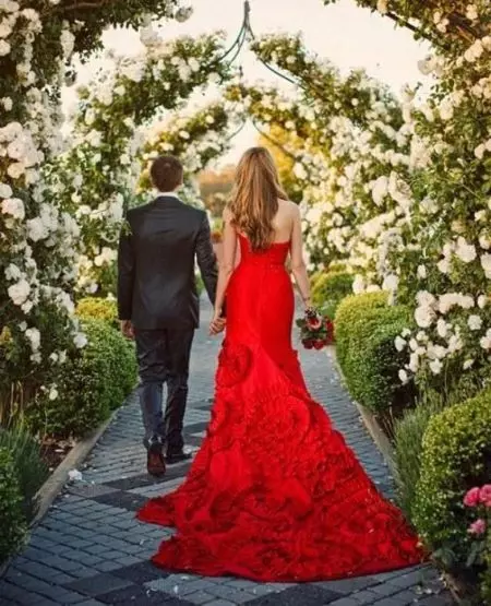 ٹرین متسیستری کے ساتھ سرخ شادی کا جوڑا