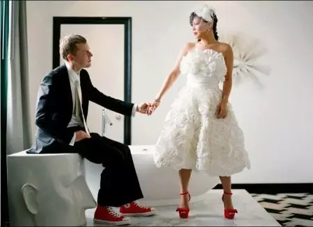 سرخ جوتے کے ساتھ شادی کا جوڑا مختصر
