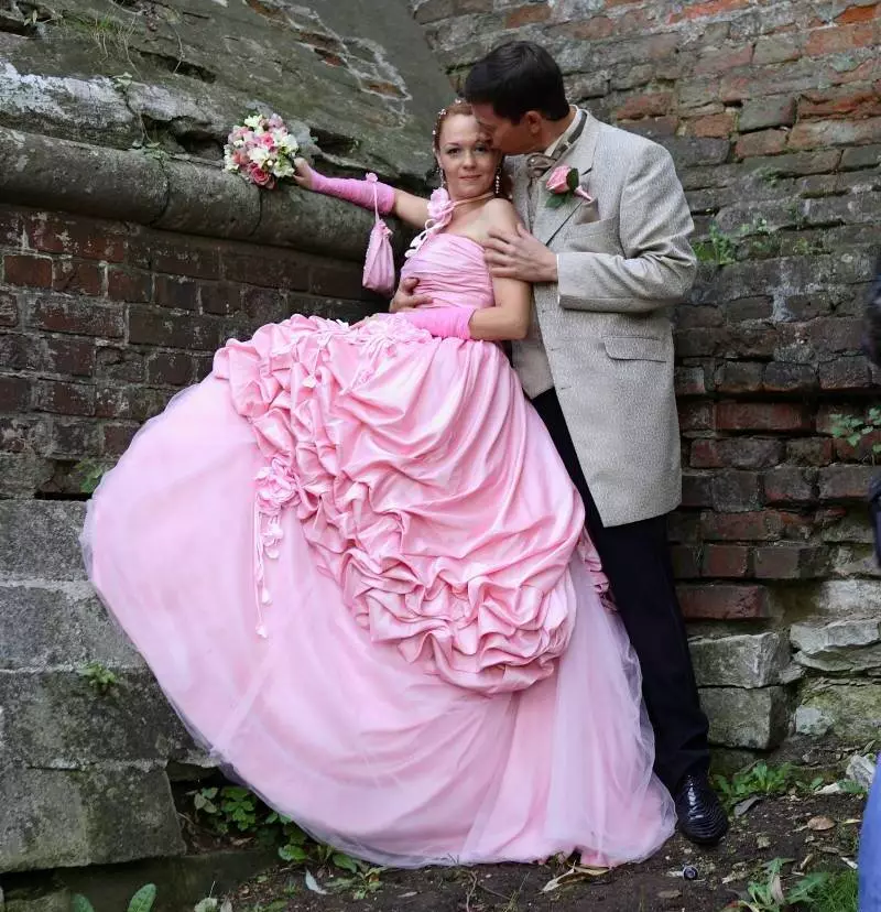 Gaun penganten pink