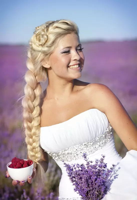 Vjenčane frizure sa pletenicama (57 fotografija): Opcije sa volumetrijskim pletenicama za vjenčanje 7941_12
