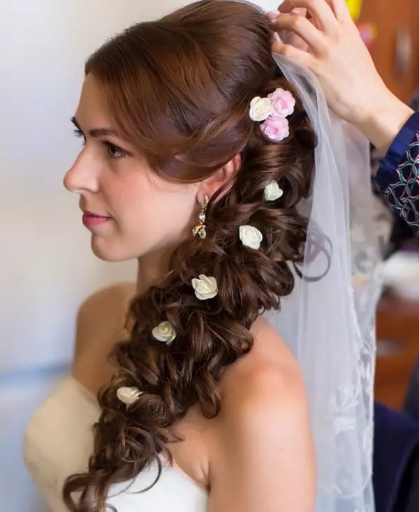 Vjenčane frizure sa pletenicama (57 fotografija): Opcije sa volumetrijskim pletenicama za vjenčanje 7941_30