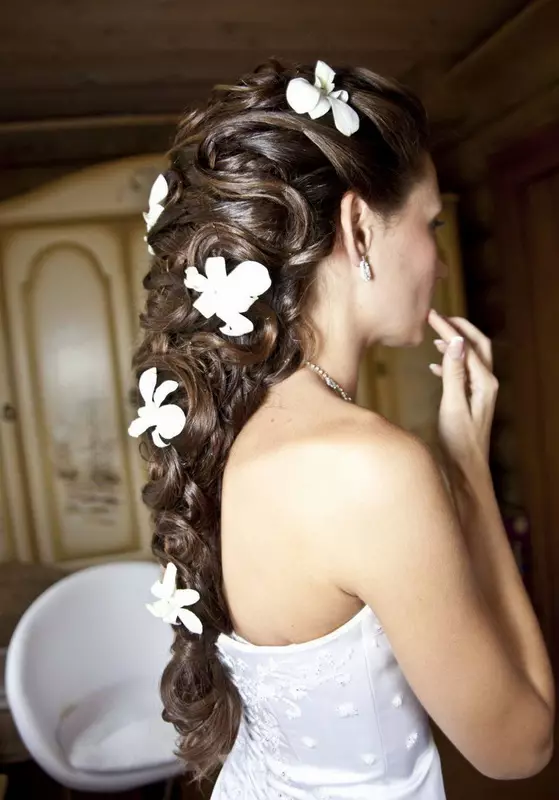 Vjenčane frizure sa pletenicama (57 fotografija): Opcije sa volumetrijskim pletenicama za vjenčanje 7941_4