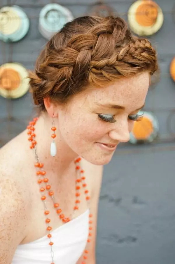Vjenčane frizure sa pletenicama (57 fotografija): Opcije sa volumetrijskim pletenicama za vjenčanje 7941_55