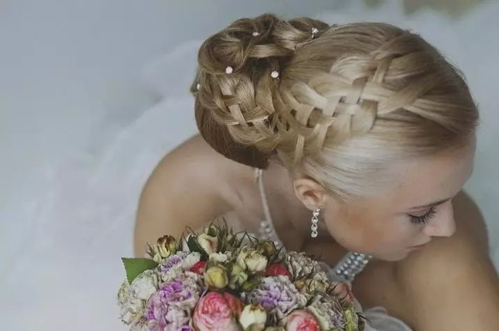 Vjenčane frizure sa pletenicama (57 fotografija): Opcije sa volumetrijskim pletenicama za vjenčanje 7941_57