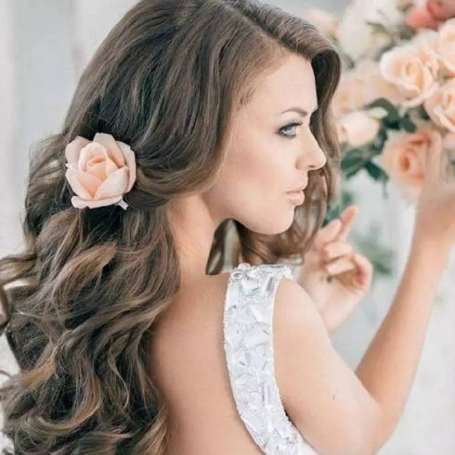 Kiểu tóc dễ dàng cho đám cưới (60 ảnh): Phong cách đám cưới đơn giản và xinh đẹp cho một người bạn. Làm thế nào để nhanh chóng thực hiện các tùy chọn đơn giản? 7943_10