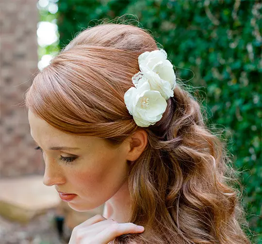 Łatwe fryzury na wesele (60 zdjęć): prosta i piękna stylistyka ślubu dla przyjaciela. Jak szybko zrobić proste opcje? 7943_11