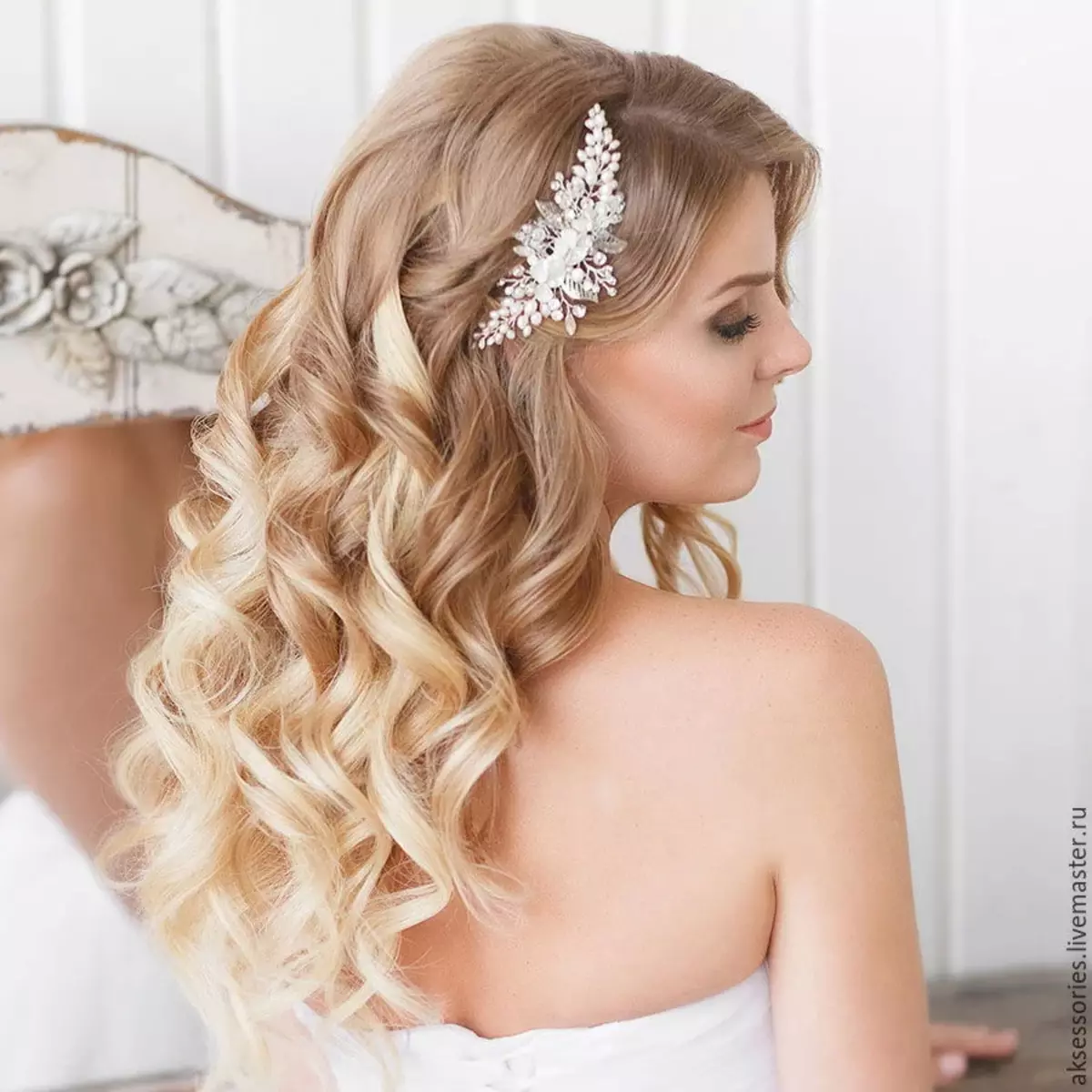 Łatwe fryzury na wesele (60 zdjęć): prosta i piękna stylistyka ślubu dla przyjaciela. Jak szybko zrobić proste opcje? 7943_13
