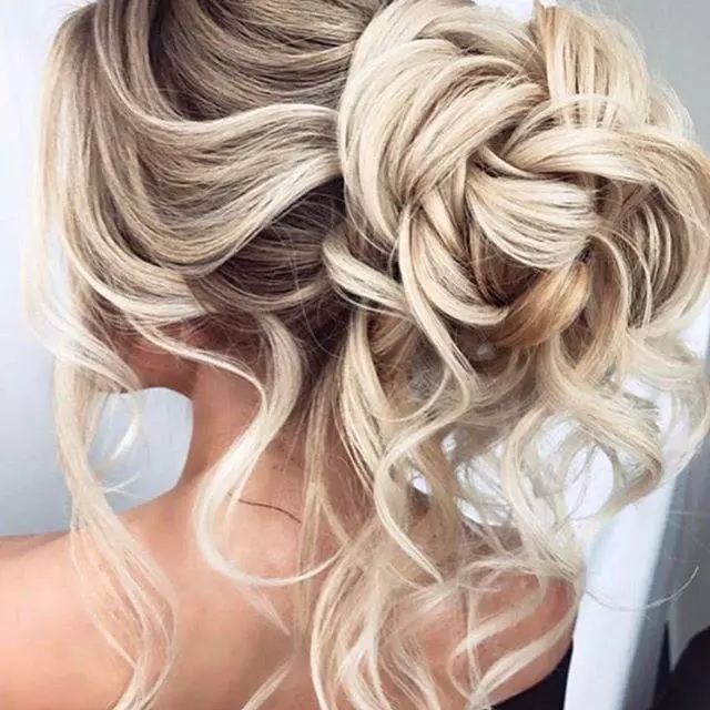 Easy hairstyles for the wedding (60 photos): simple and beautiful wedding styling for a friend. How to quickly make simple options yourself? 7943_17
