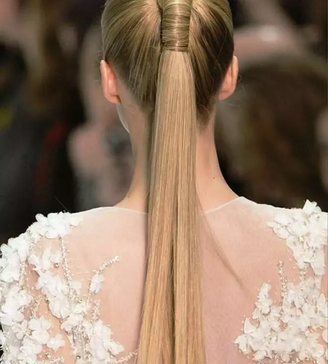 Easy hairstyles for the wedding (60 photos): simple and beautiful wedding styling for a friend. How to quickly make simple options yourself? 7943_21