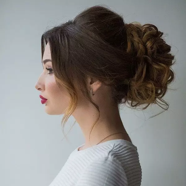 Easy hairstyles for the wedding (60 photos): simple and beautiful wedding styling for a friend. How to quickly make simple options yourself? 7943_23