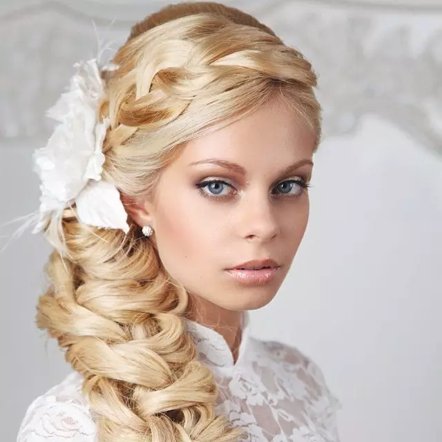 Łatwe fryzury na wesele (60 zdjęć): prosta i piękna stylistyka ślubu dla przyjaciela. Jak szybko zrobić proste opcje? 7943_26