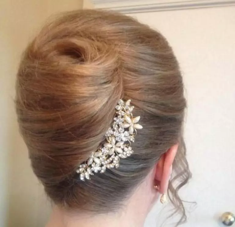 Easy hairstyles for the wedding (60 photos): simple and beautiful wedding styling for a friend. How to quickly make simple options yourself? 7943_32
