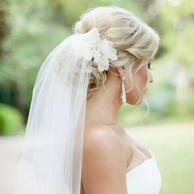 Лесни фризури за свадбата (60 фотографии): едноставен и убав свадбен стил за пријател. Како брзо да направите едноставни опции сами? 7943_38
