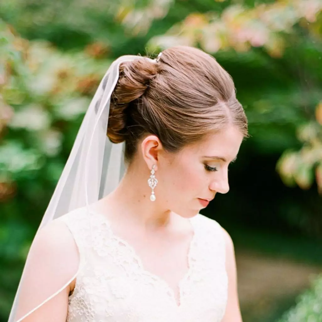 Лесни фризури за свадбата (60 фотографии): едноставен и убав свадбен стил за пријател. Како брзо да направите едноставни опции сами? 7943_39