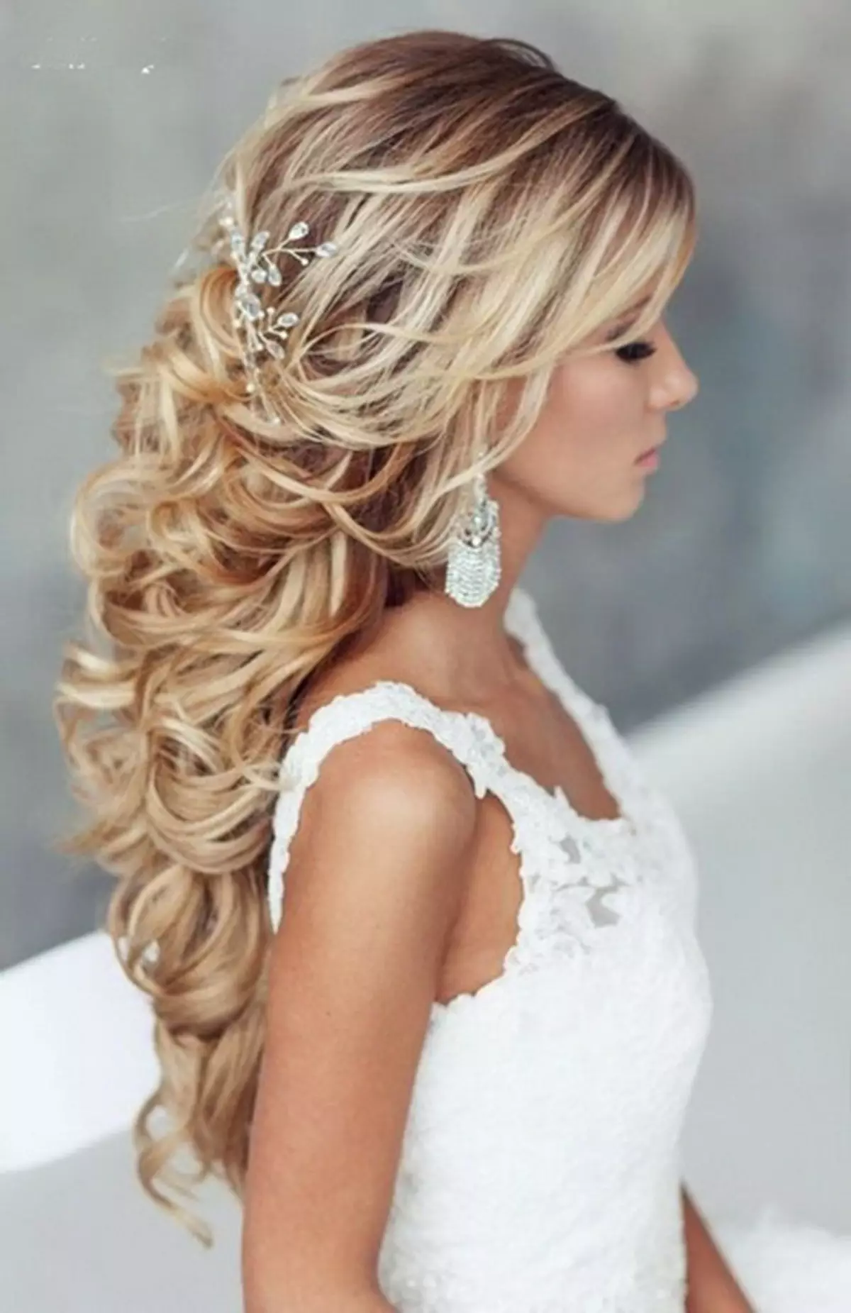 Łatwe fryzury na wesele (60 zdjęć): prosta i piękna stylistyka ślubu dla przyjaciela. Jak szybko zrobić proste opcje? 7943_4