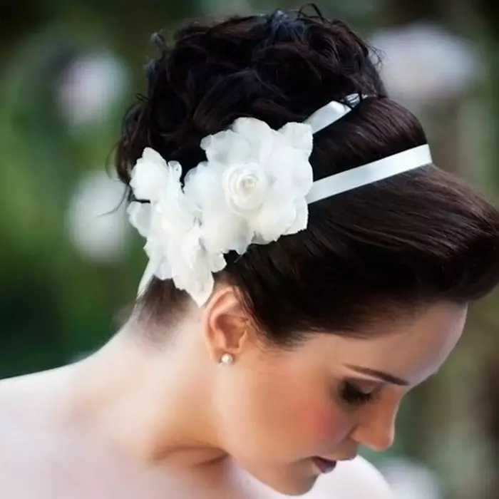 Easy hairstyles for the wedding (60 photos): simple and beautiful wedding styling for a friend. How to quickly make simple options yourself? 7943_45