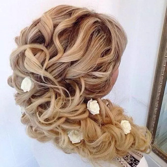 Easy hairstyles for the wedding (60 photos): simple and beautiful wedding styling for a friend. How to quickly make simple options yourself? 7943_56