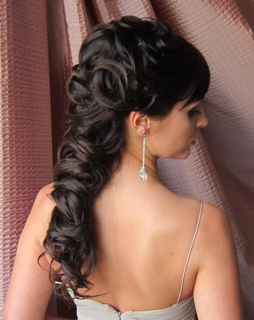 Easy hairstyles for the wedding (60 photos): simple and beautiful wedding styling for a friend. How to quickly make simple options yourself? 7943_59