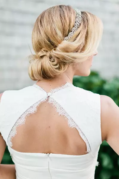 Лесни фризури за свадбата (60 фотографии): едноставен и убав свадбен стил за пријател. Како брзо да направите едноставни опции сами? 7943_6