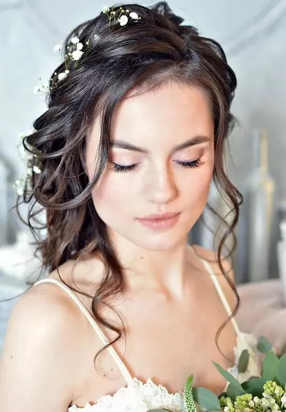 Kiểu tóc dễ dàng cho đám cưới (60 ảnh): Phong cách đám cưới đơn giản và xinh đẹp cho một người bạn. Làm thế nào để nhanh chóng thực hiện các tùy chọn đơn giản? 7943_7