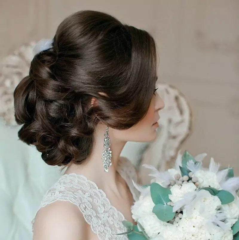 Συλλέγονται Hairstyles για το γάμο (53 φωτογραφίες): Εικόνες γάμου με Fata και Tiadrate, υψηλές επιλογές μισής ζώνης για τα μαλλιά 7947_11