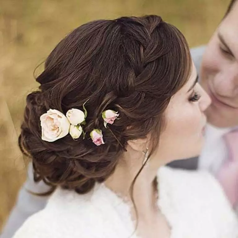 Zebrane fryzury na wesele (53 zdjęć): obrazy ślubne z Fatą i Tiolat, Wysoką półpasmowe opcje włosów 7947_16